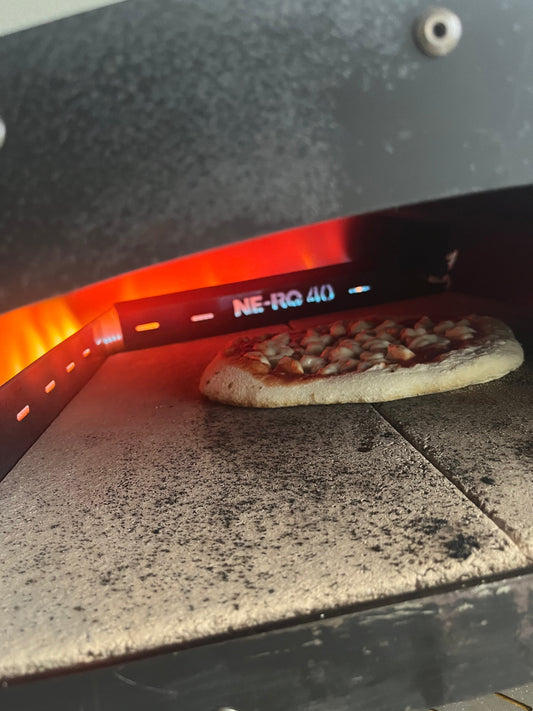 šamotna plošča v peči za pico